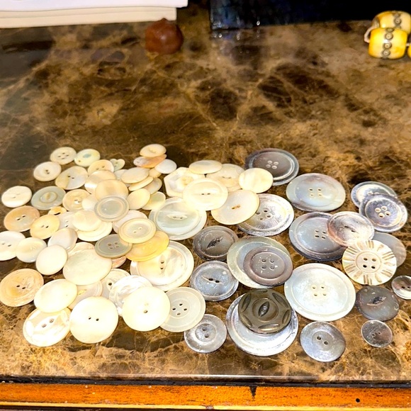 Buttons about 70 plus mother of pearl vintage buttons various sizes matching set - Picture 9 of 17